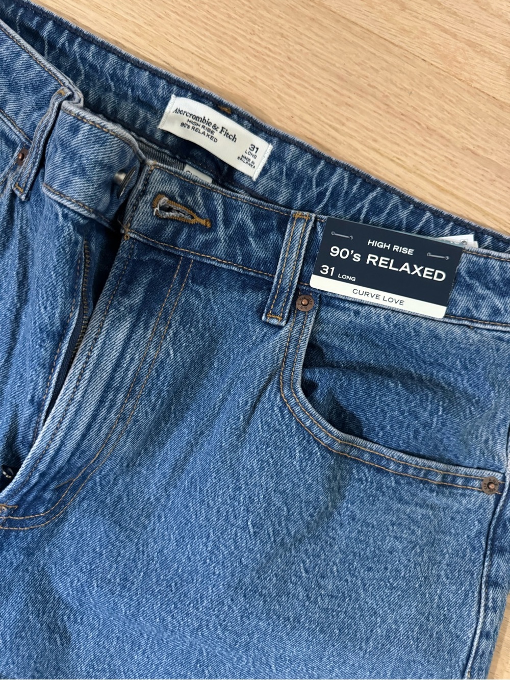 NWT Abercrombie & Fitch High-Rise 90's Relaxed Blue Jeans curve love with tags